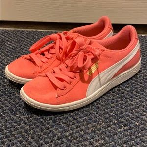Women’s coral pumas
